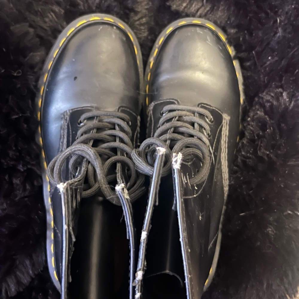 DR MARTENS BLACK BOOTS